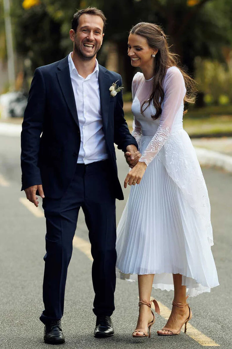 Vestido de novia de manga larga con escote corazón y largo hasta la rodilla